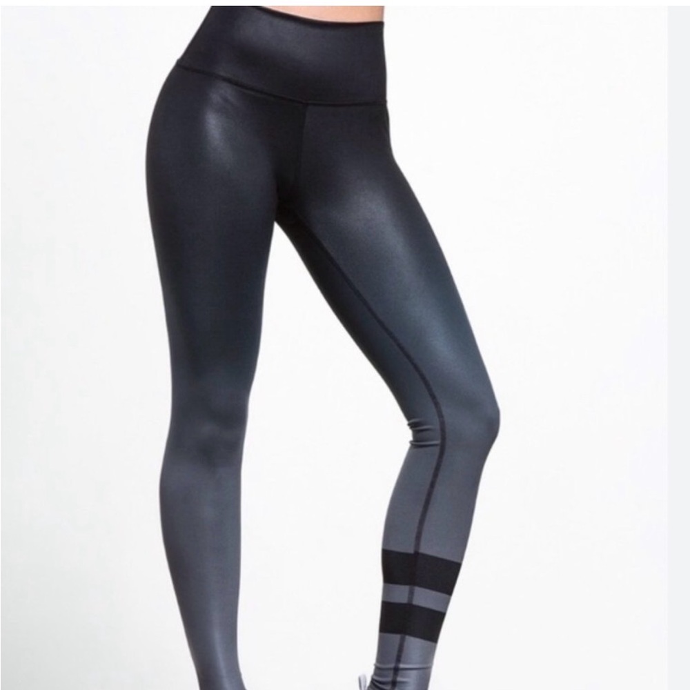ALO Airbrush Ombre/Gradient High Rise
Gray Black Stripe Legging